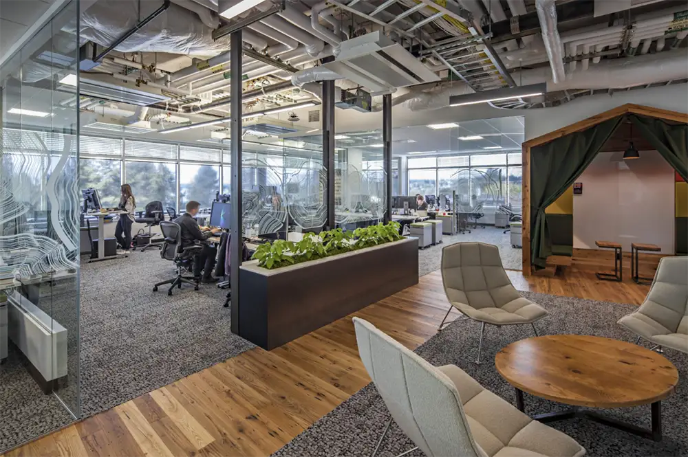 Smart office interior showcasing sustainable smart building solutions reflecting Sensgreen's vision of combining comfort with technology for optimal indoor environmental quality in smart workplaces.